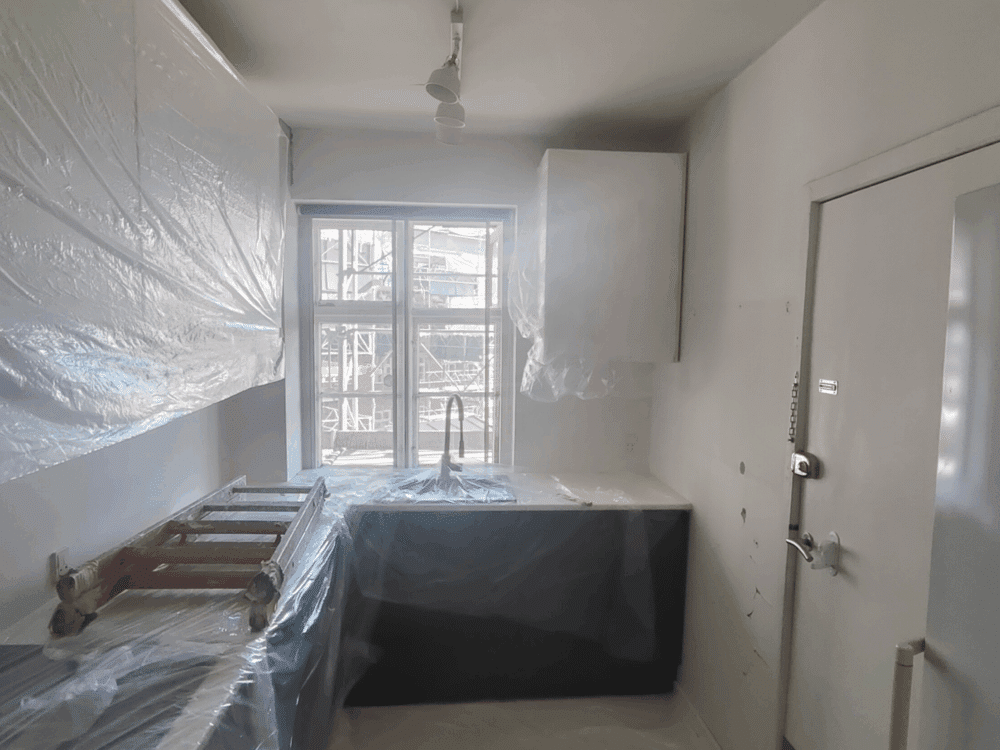 Der bliver gjort klar til malerarbejde af Malerfirmaet Vincent, da de skal til at male i køkkenet er der derfor dækket af og klargjort, så arbejdet kan påbegyndes i et hus i Sorø, Ringsted eller Slagelse